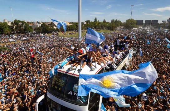 数百万人涌向布宜诺斯艾利斯，为世界杯冠军欢呼。