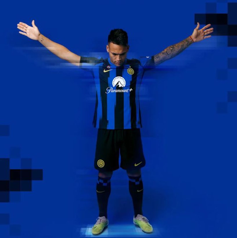kto体育官网app下载国米23-24赛季主场球衣发布：蓝黑条纹规划 派拉蒙+为胸前赞助商
